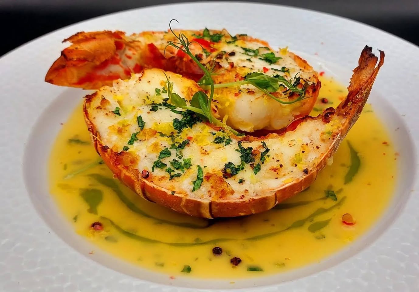 Queue de langouste sauce citronnée