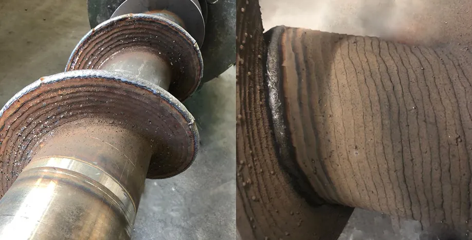 Zwei Detailaufnahmen eines Metallbauteils mit aufgeschweißten ringförmigen Schichten; sichtbare Schweißraupen mit wellenförmiger Struktur, Anlauffarben und Schweißspritzern