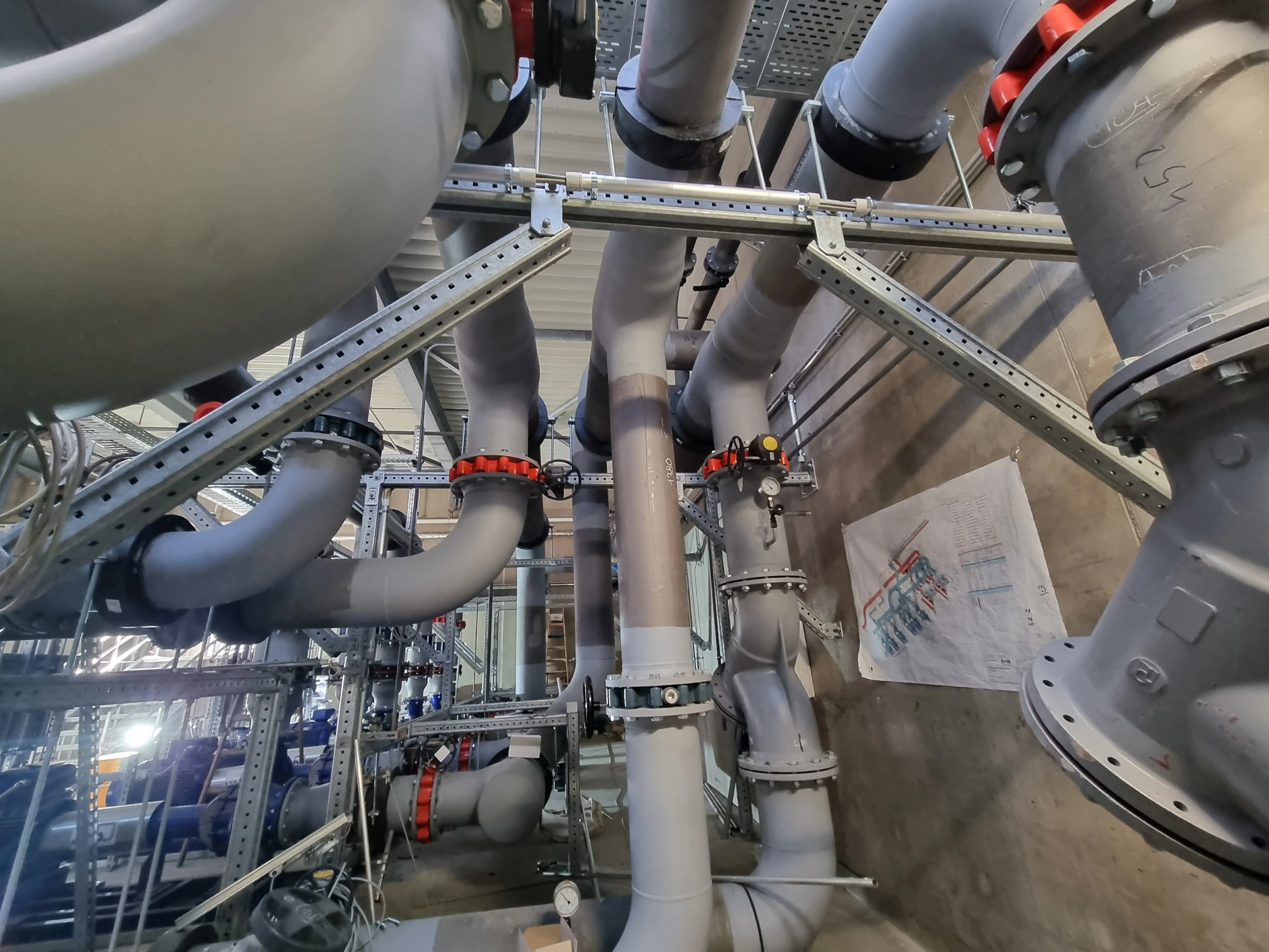 Verteilung Kühl-, Kaltwasser- und Glykolrohrleitungen – industrieller Rohrleitungsbau mit Absperrarmaturen und Flanschverbindungen, AMS Industries GmbH