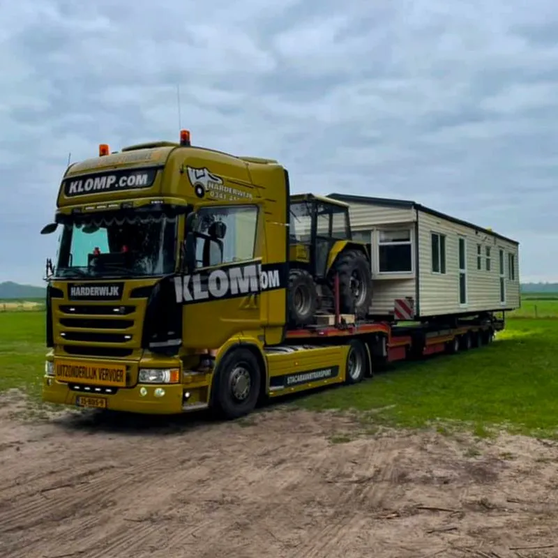 In samenwerking met onze vaste transporteur, Klomp Transport uit Harderwijk, kunnen wij uw stacaravan op vrijwel elke locatie plaatsen.