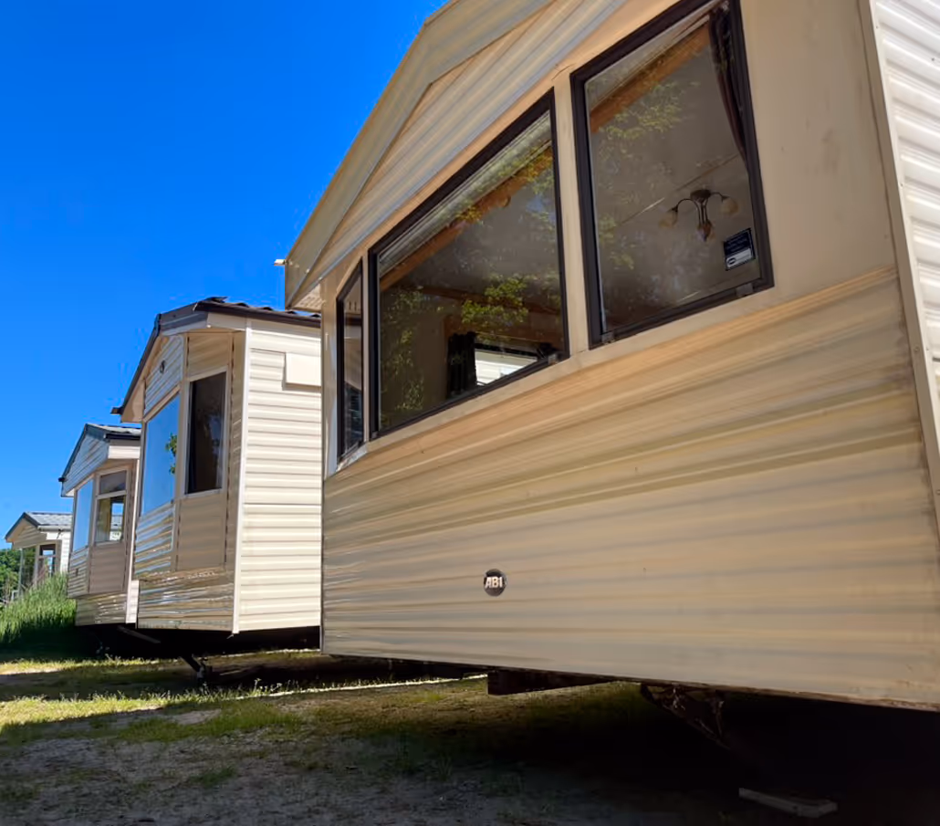 Tweede Huis Twente is een jong en dynamisch bedrijf gespecialiseerd in de aan- en verkoop van nieuwe en gebruikte stacaravans en chalets. Dankzij ons voortdurend wisselende aanbod is er altijd iets nieuws te ontdekken.