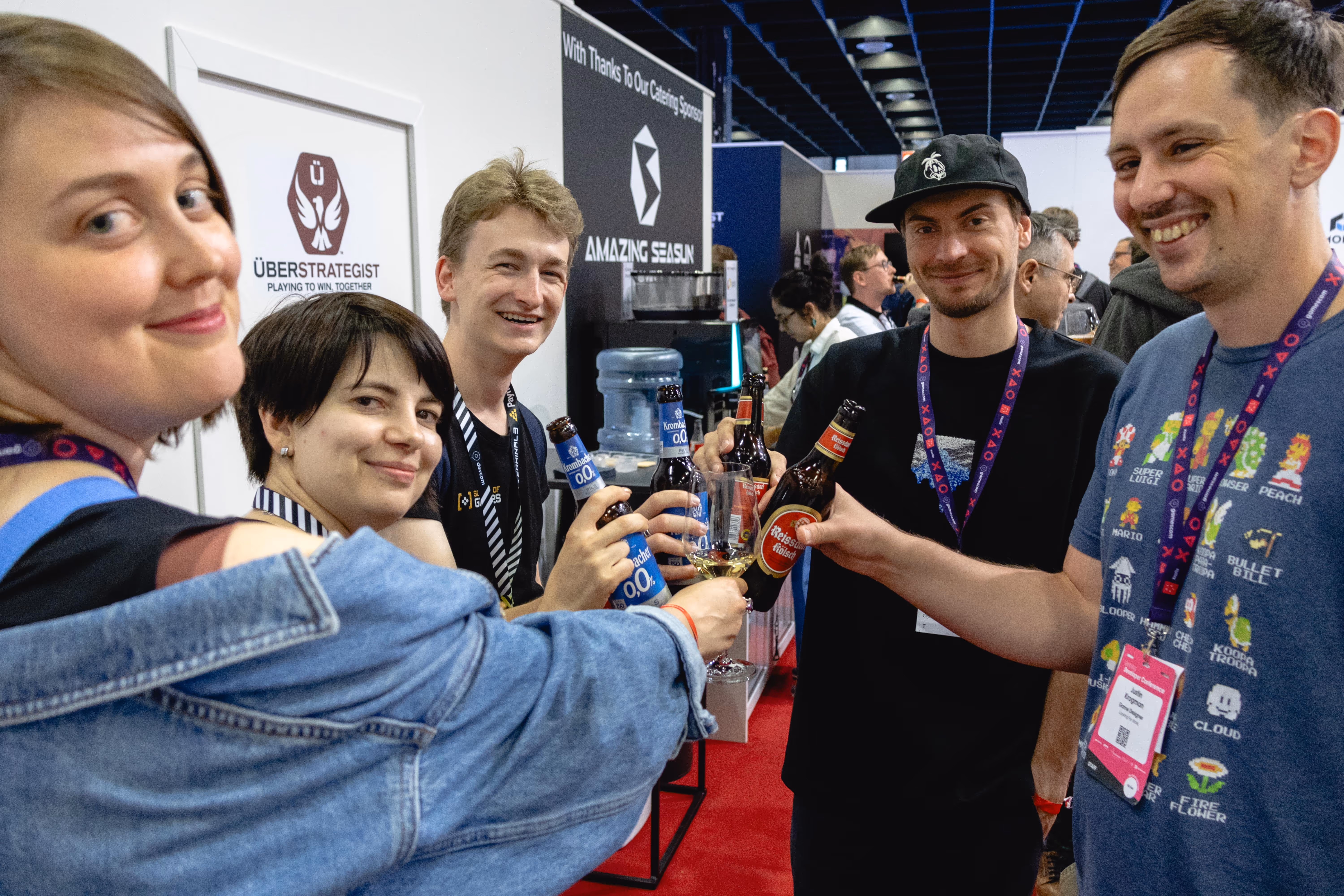 A group of people are drinking beer and smiling. -  ÜberStrategist Images