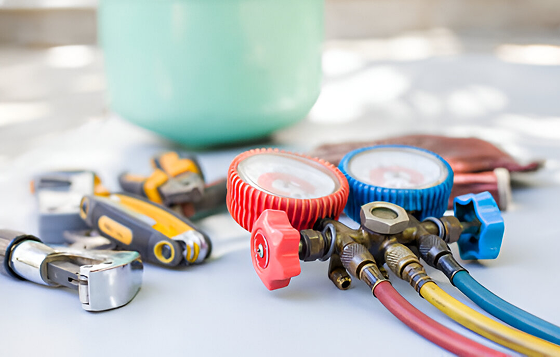 HVAC manifold gauges and colored refrigeration service hoses