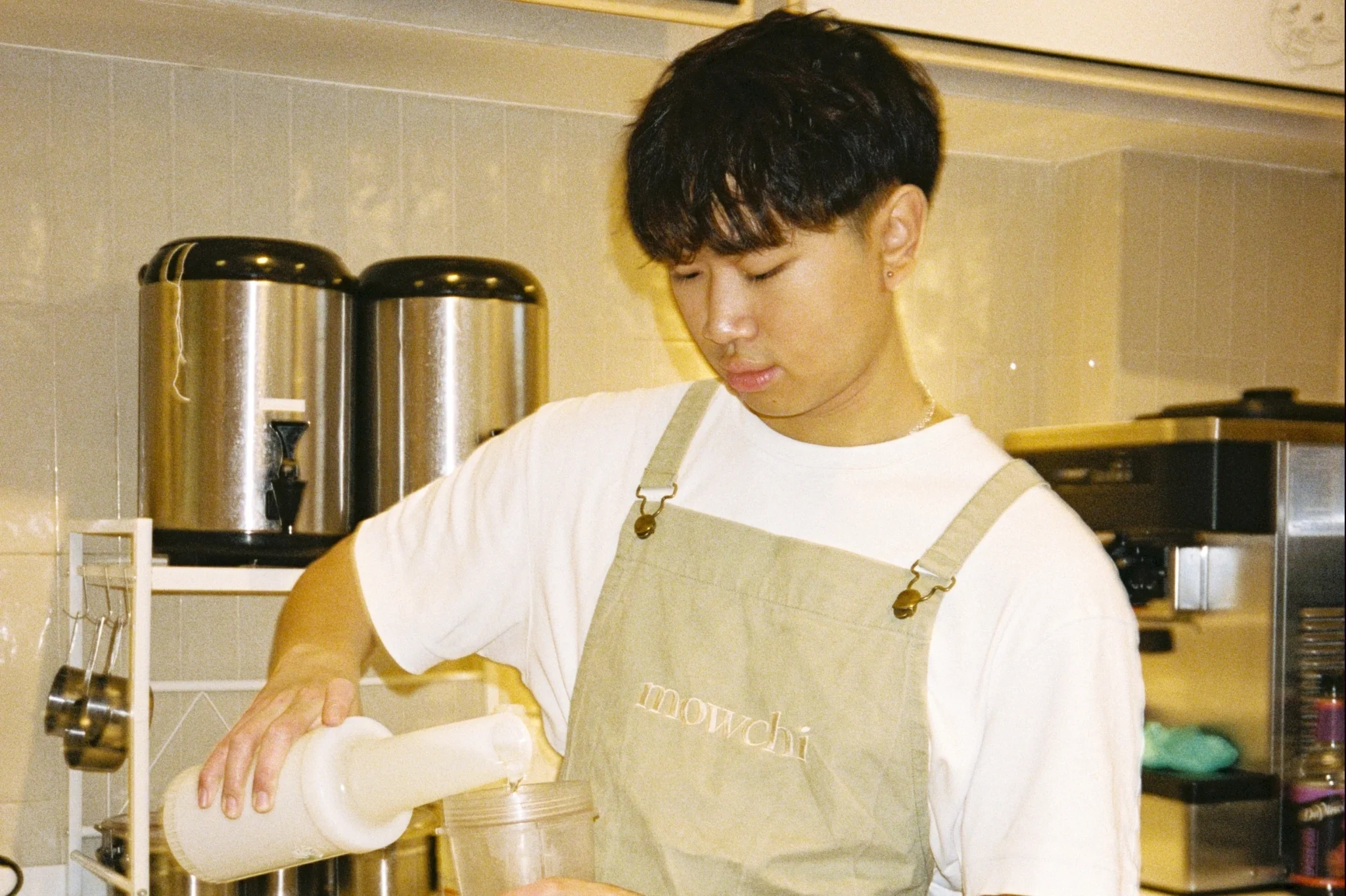 Barista making a bubble tea