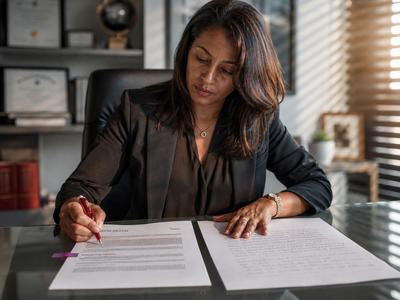 Comparaison structure contractuelle ESN offshore vs régie freelance Madagascar protection IP vélocit