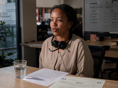Agent customer care offshore francophone à Madagascar en conversation avec un client B2B français