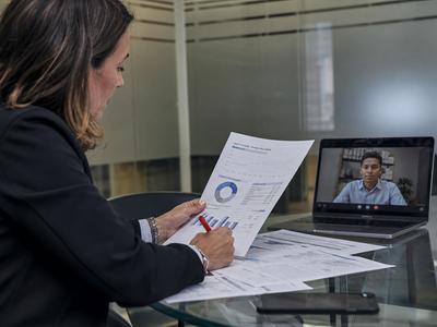 Offshore data analyst in Madagascar working on a dashboard for a French SME