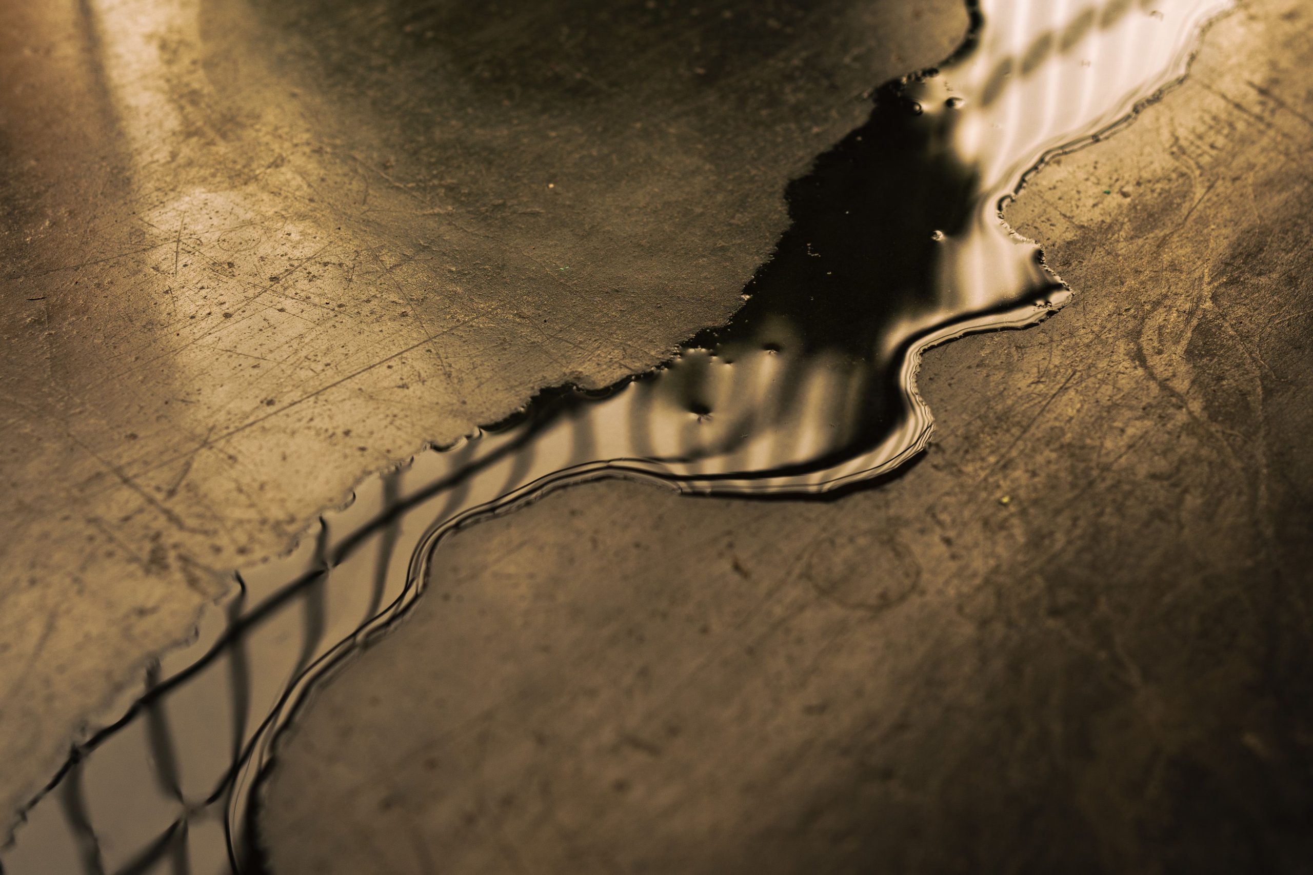 Liquid metal flowing and spreading across a textured metallic surface