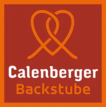 Logo der Calenberger Backstube mit einem orangefarbenen, herzförmigen Design über dem Schriftzug auf rotem Hintergrund.