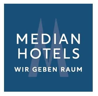Logo von MEDIAN HOTELS mit dem Schriftzug 'Wir geben Raum' auf blauem Hintergrund.