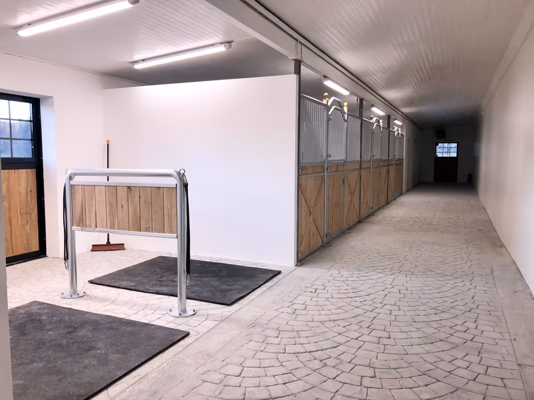 insidan av ett stall byggt med byggsats