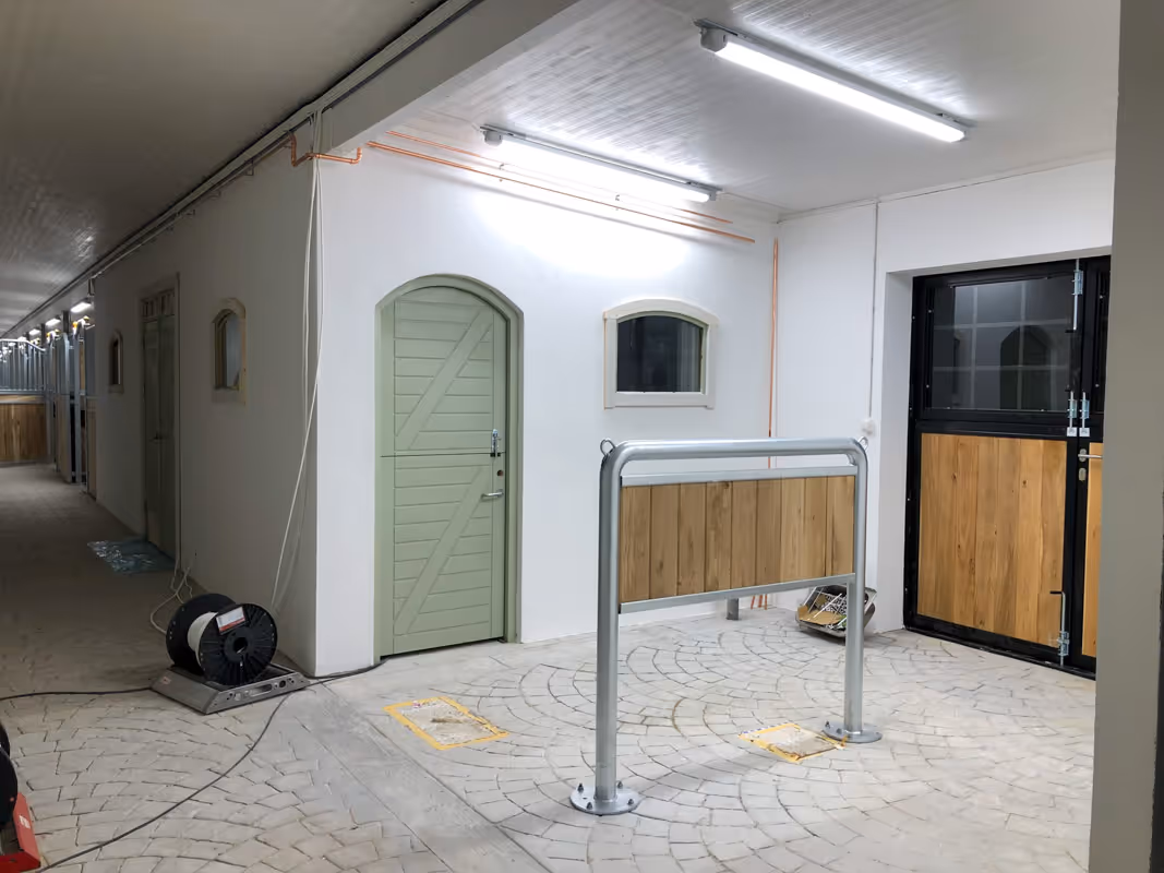 Interiör i stall levererat i byggsats.