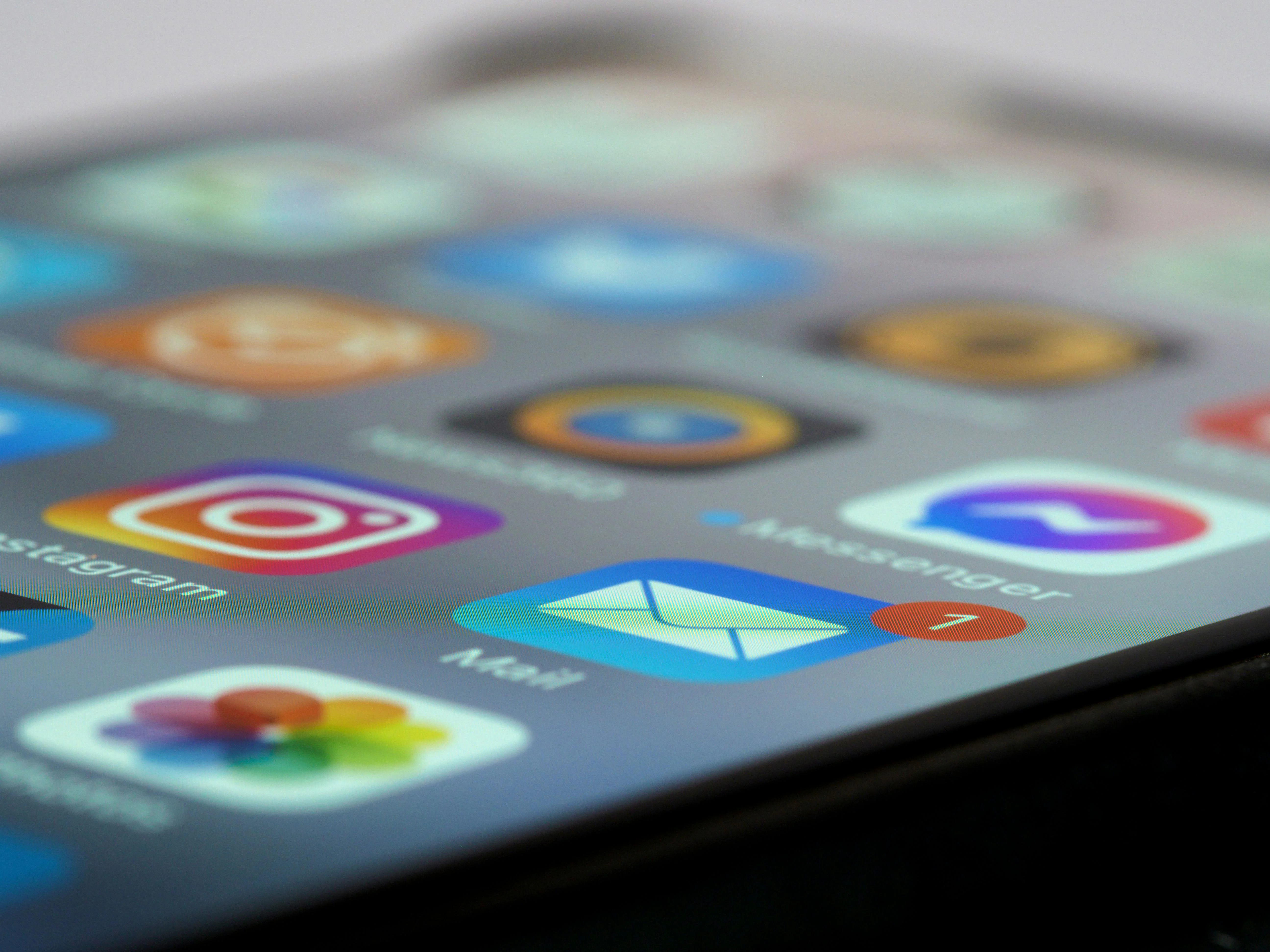 Responsive Design for Mobile Apps: Smartphone screen with Mail app and notification, surrounded by colorful app icons.