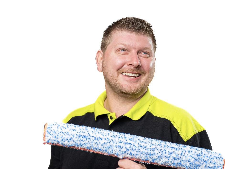 Schoonmaker van Solide met een raamwisser, symbool voor oog voor detail in het schoonmaakvak