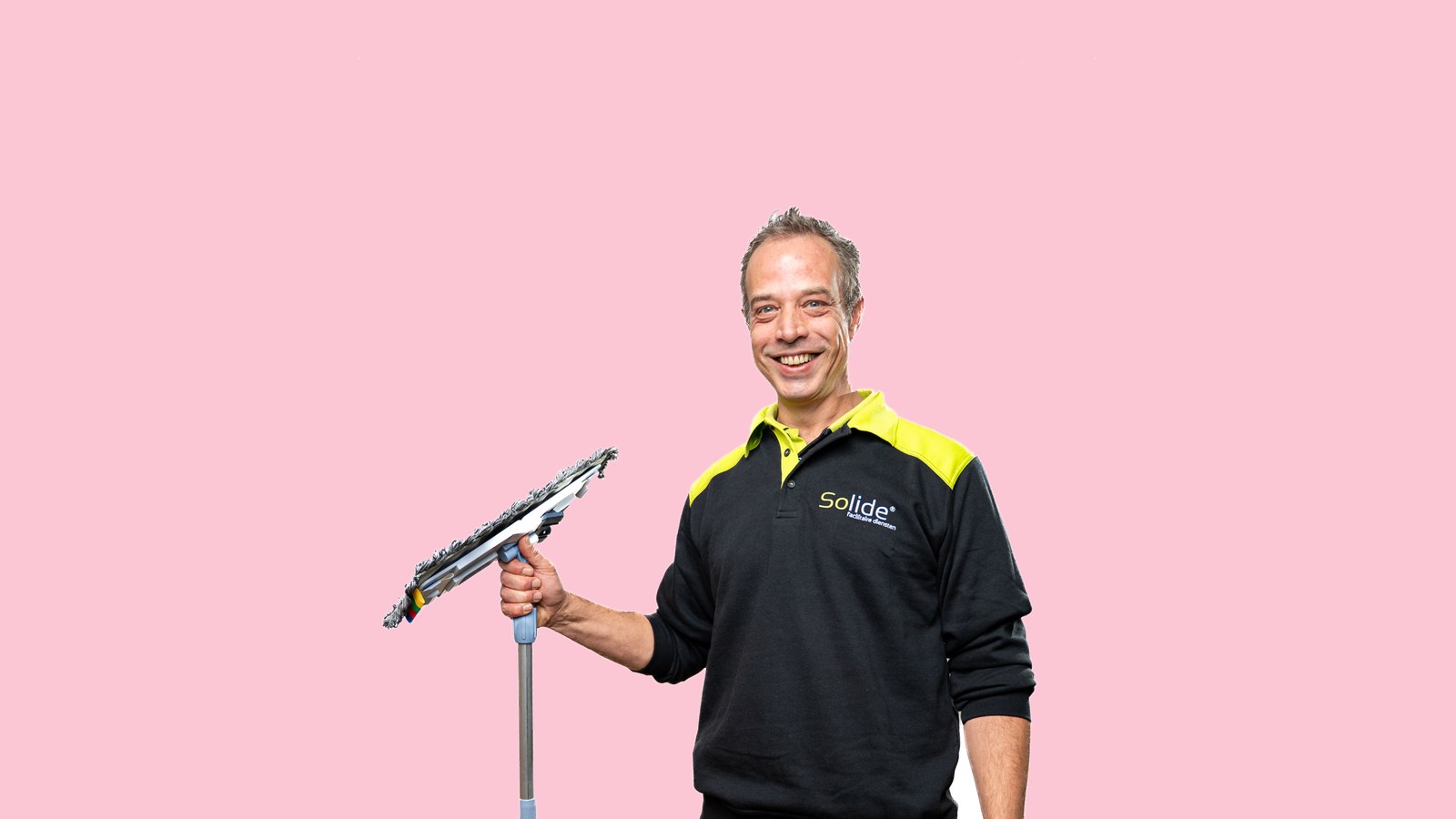 Schoonmaker van Solide met raamwisser voor de schoonmaak van wooncomplexen