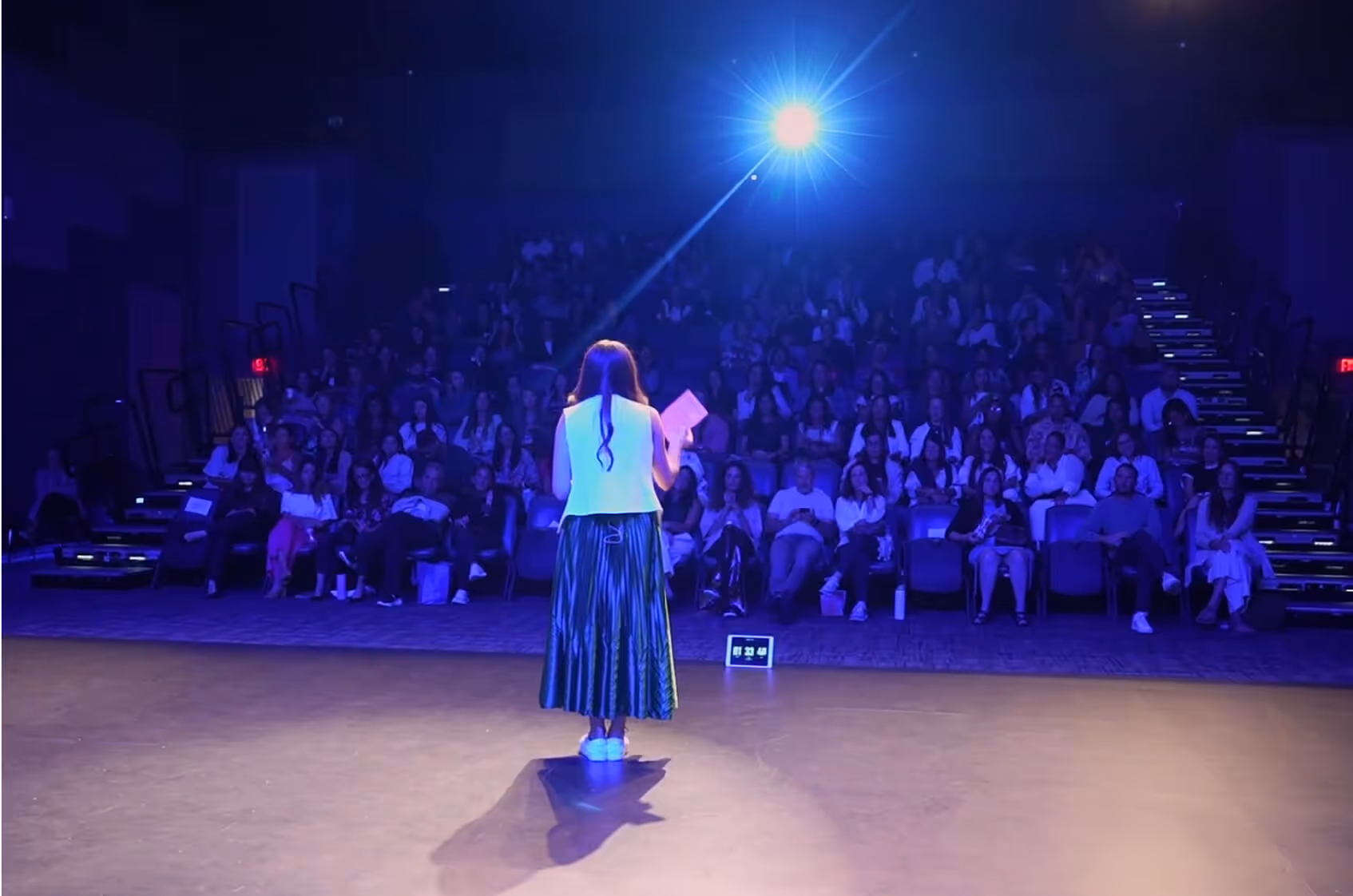Bajo la luz del escenario, Steph comparte su mensaje, conectando e inspirando a una audiencia entregada.