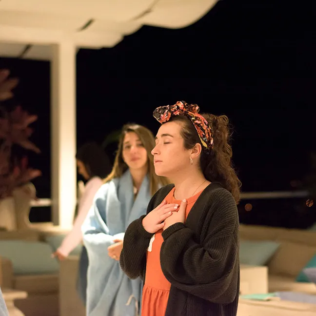 Una mujer meditando en un retiro de Stephanie Essenfeld en Costa Rica