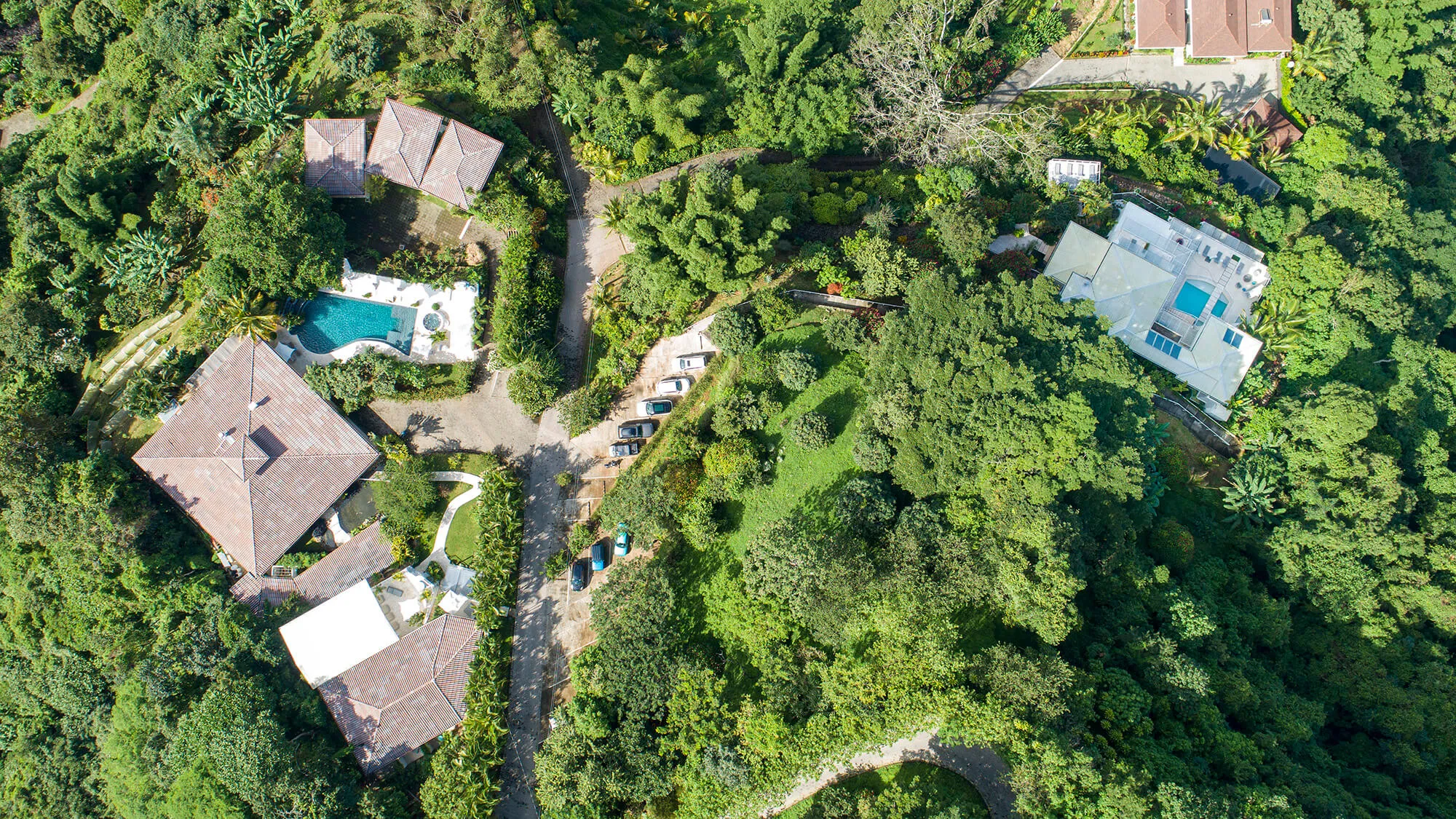 Imagen aérea de The Retreat Costa Rica, un hotel situado en un bosque tropical, un oasis de curación holística 