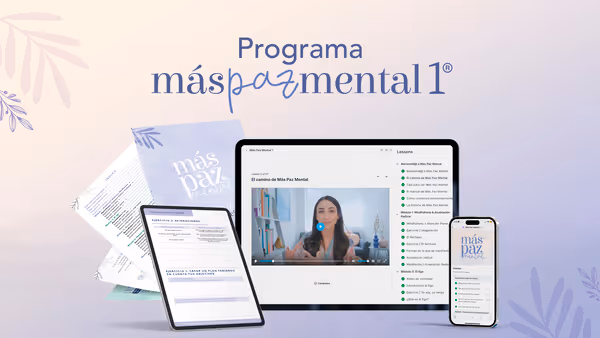 Imagen del programa 'Más Paz Mental 1', mostrando una tableta y un teléfono con la interfaz del curso, incluyendo videos y un manual de trabajo impreso.