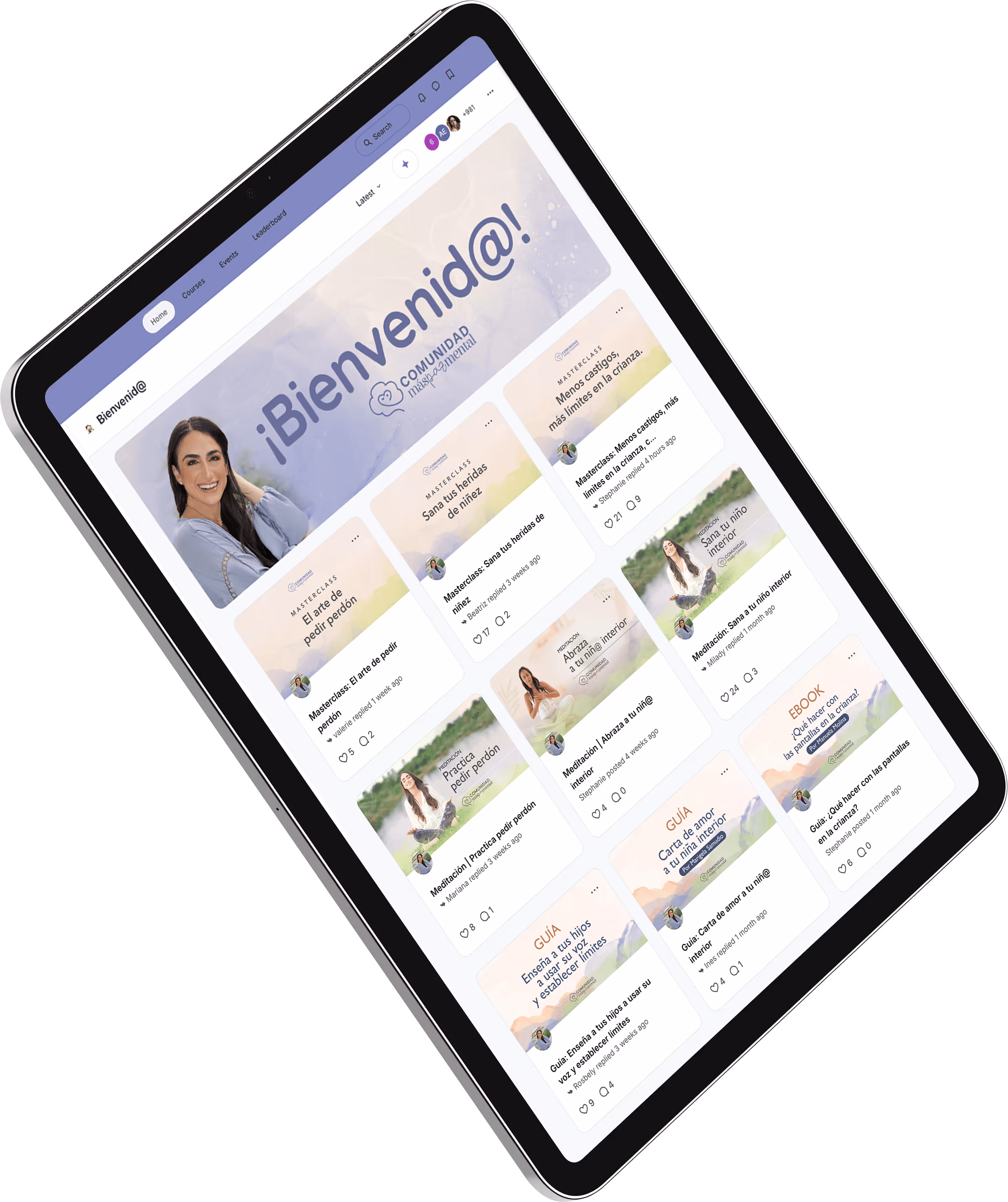 La plataforma de la Comunidad Más Paz Mental en una tablet, mostrando los cursos, guías y masterclasses disponibles para los miembros.