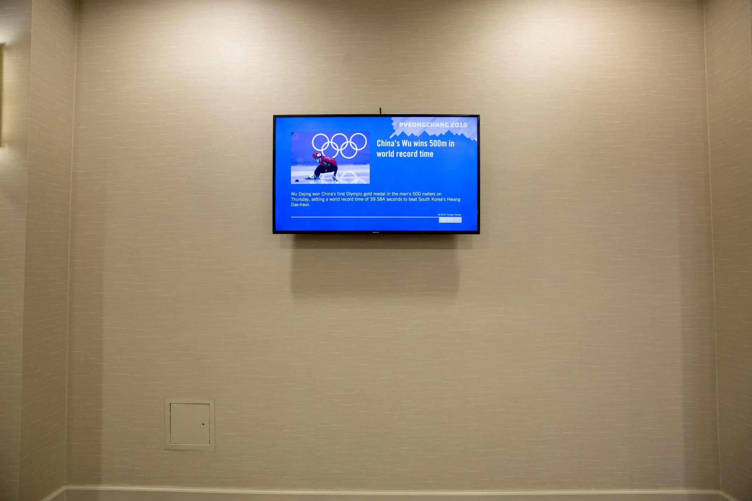 Mvix_install_crown_plaza_02