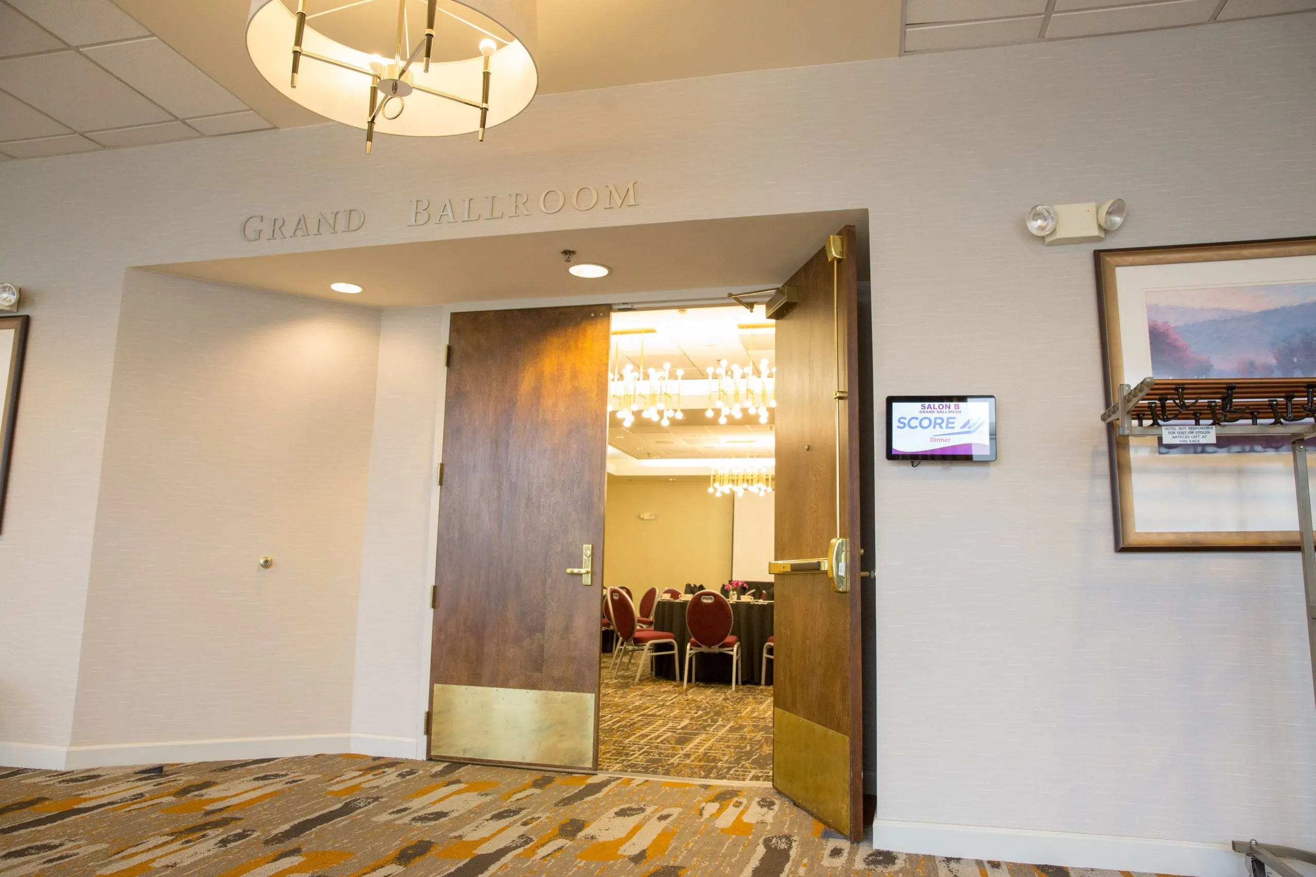 Mvix_install_crown_plaza_03