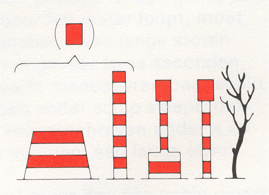 Een afbeelding met daarop vier variaties van rood-wit gestreepte betonning op een rij. Als vijfde is een open boom afgebeeld. 