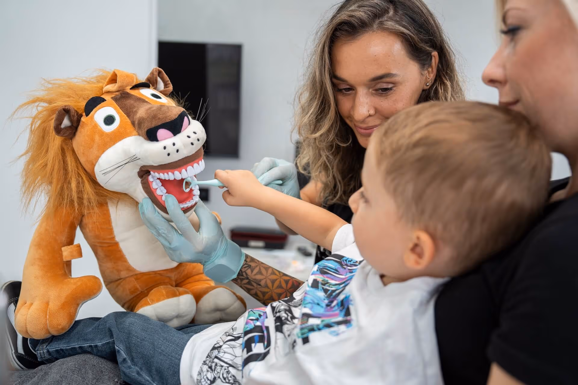 kluk při nácviku čištěnà zubů