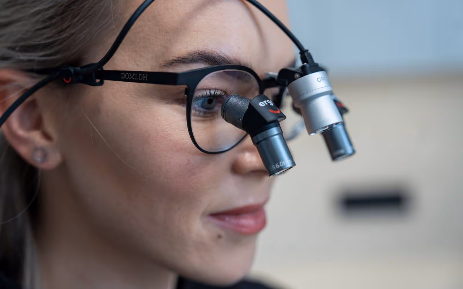 dentální hygienistka s lupovými brýlemi