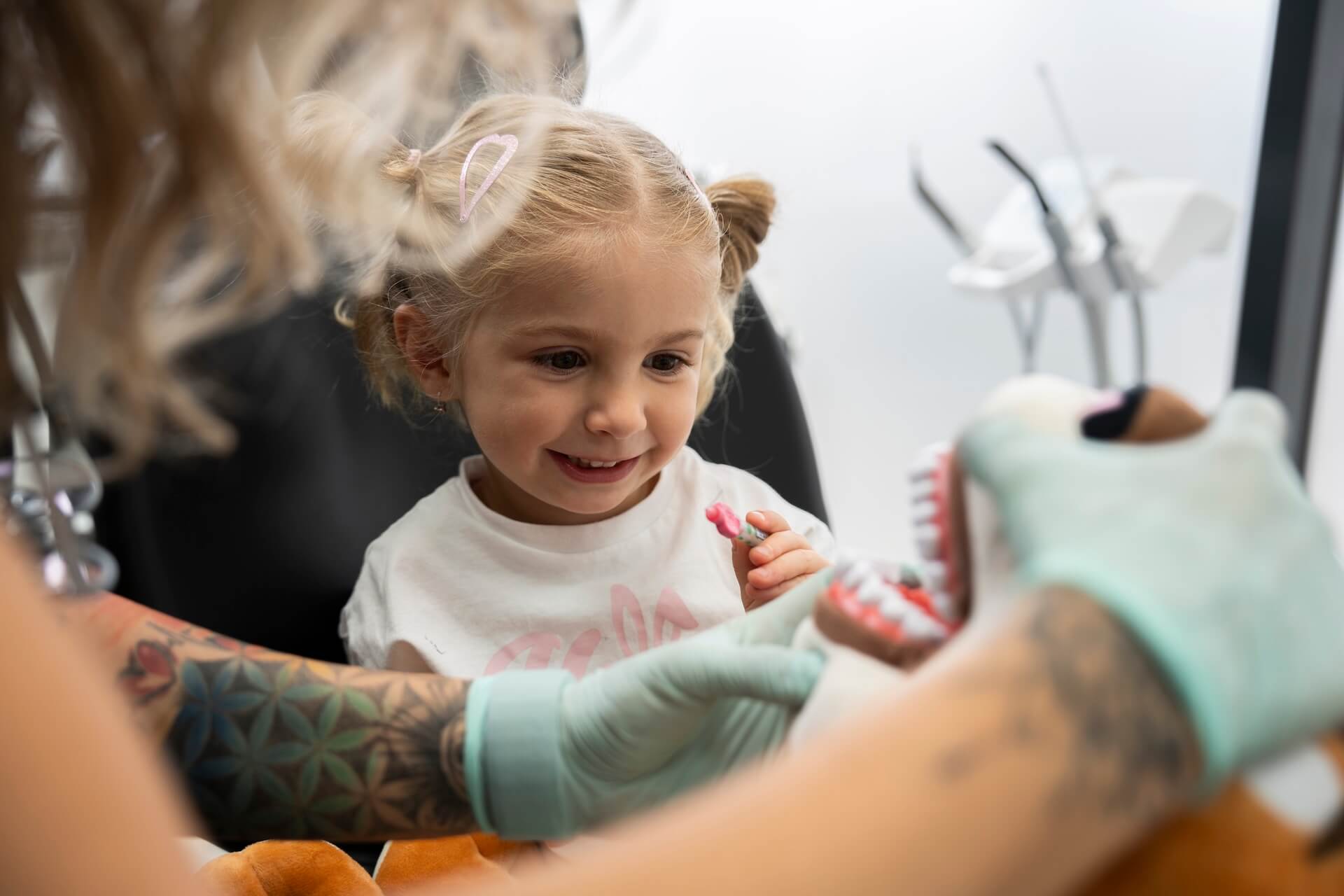 holÄŤiÄŤka pĹ™i trĂ©ninku ÄŤištÄ›nĂ mezizubnĂch prostor