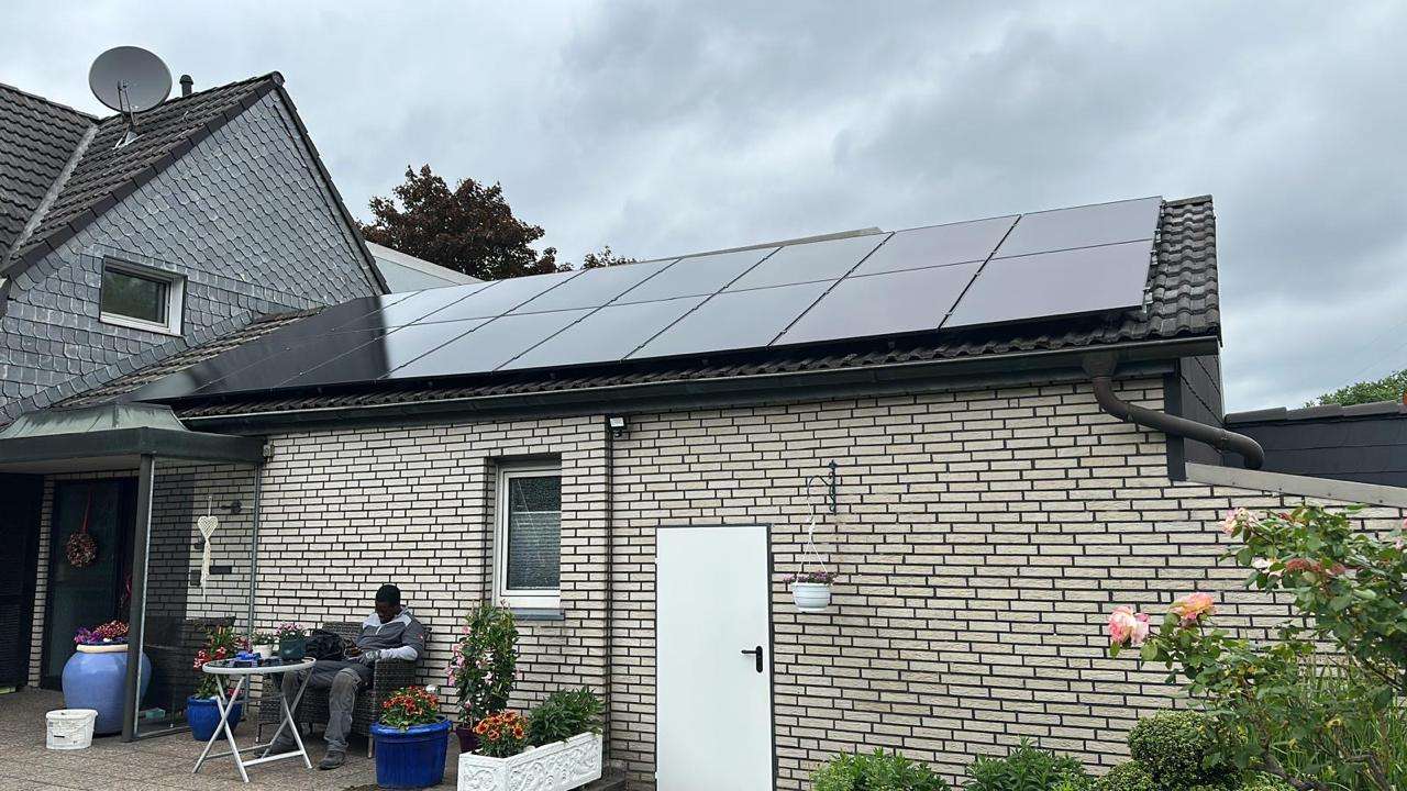 Bild eines Hauses mit Solaranlage