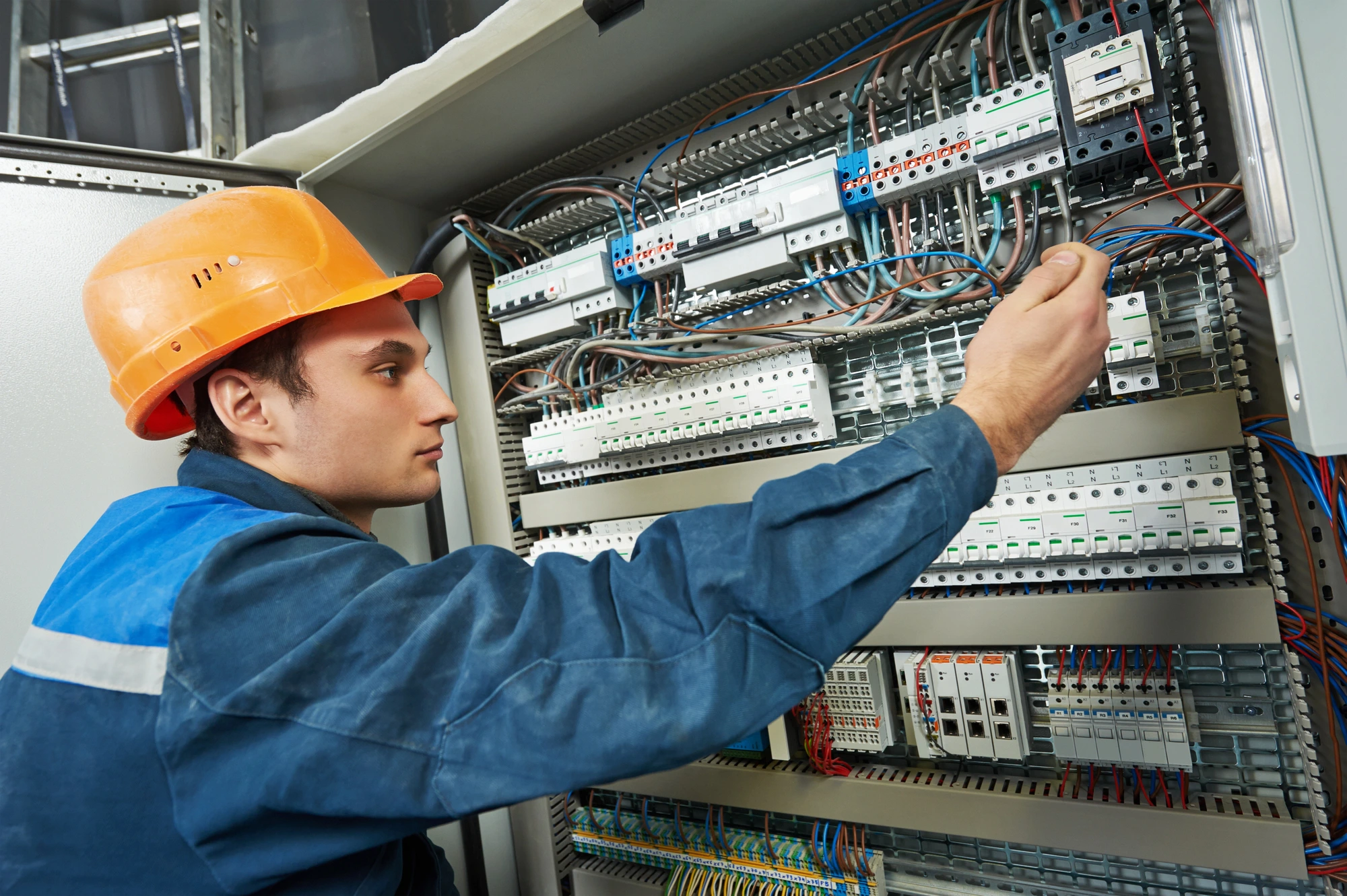 electricians Lake Oswego Oregon inspecting circuit breakers