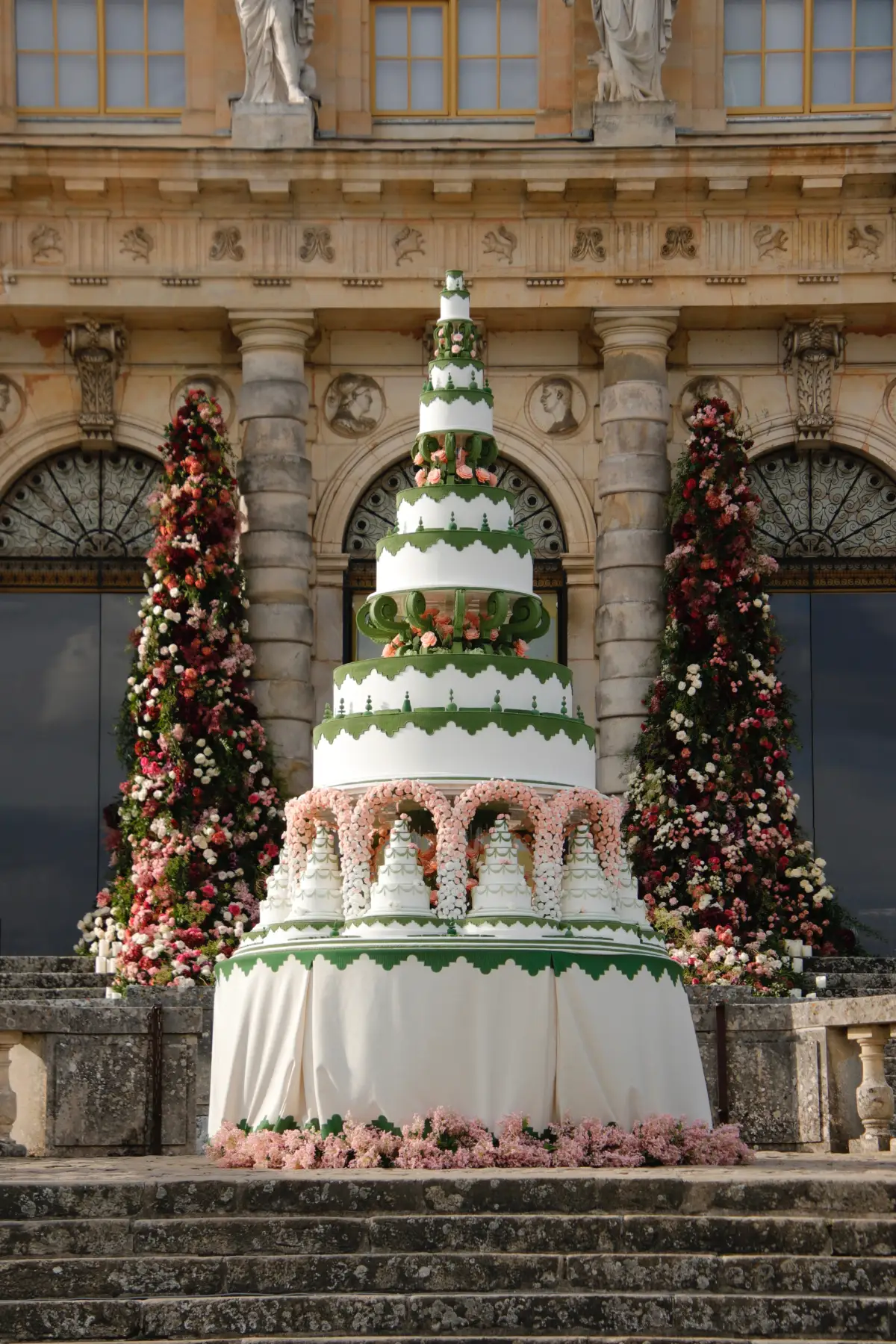 luxury wedding cake made at the chateau Vaux le vicomte inspired by the classical french gardens