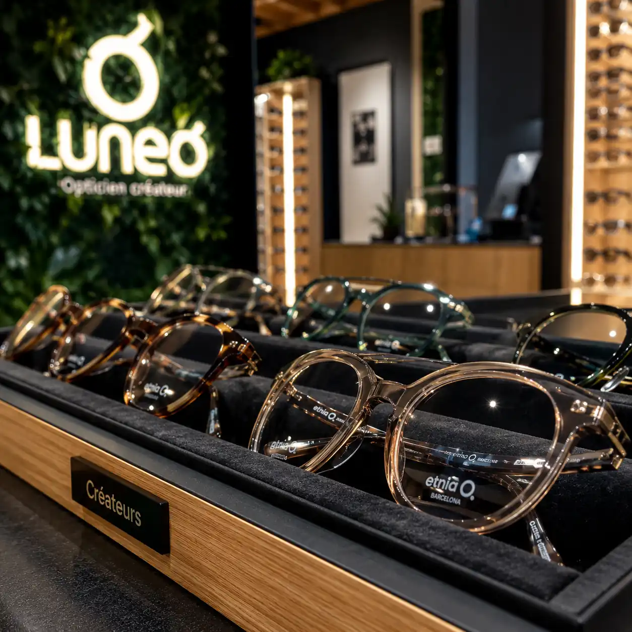 Montures et lunettes créateur chez Lunéo opticien à Verneuil