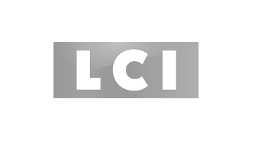 Logo LCI en lettres blanches sur fond gris sombre.
