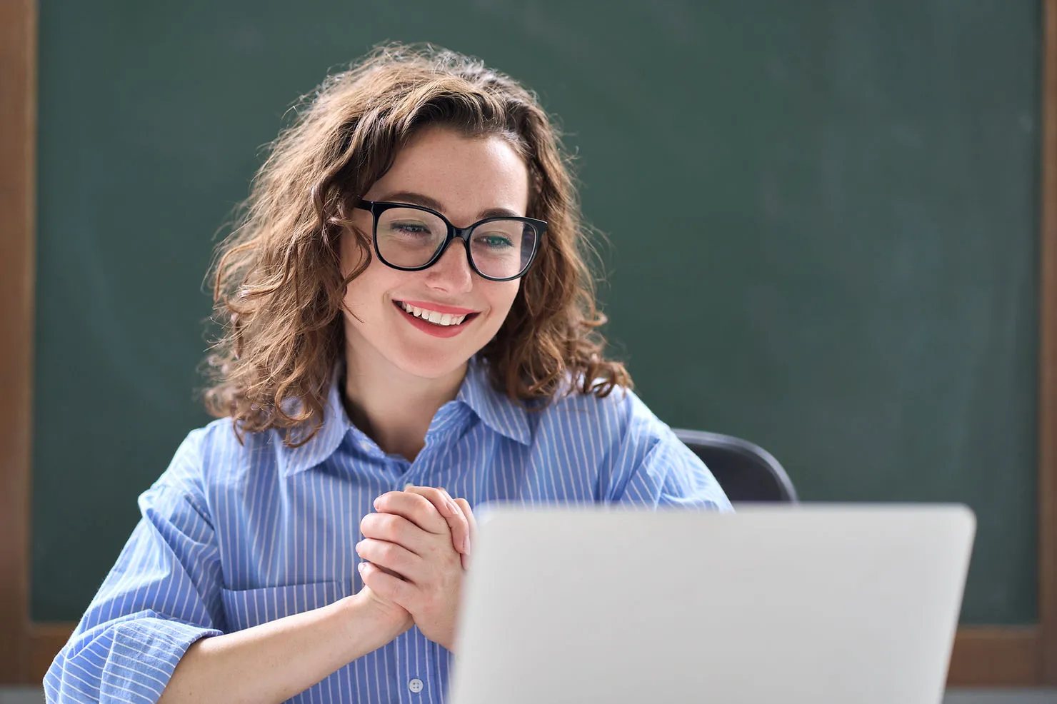 teacher-smiling-while-teaching-online-class-why-neutral-accents-matter-enhancing-learning-for-non-english-native-speakers-edge-tutor