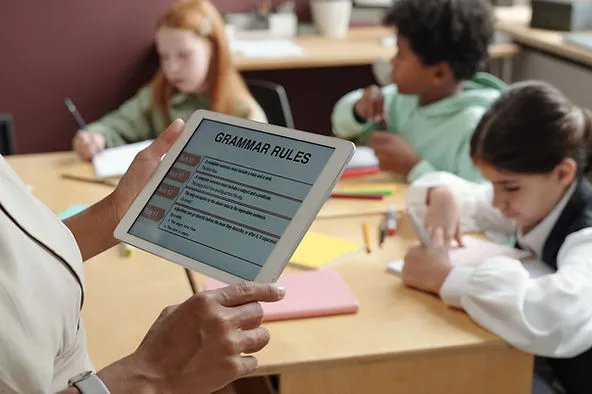 holding-tablet-with-grammar-rules-on-screen-easy-grammar-tips-for-everyday-english-edge-tutor