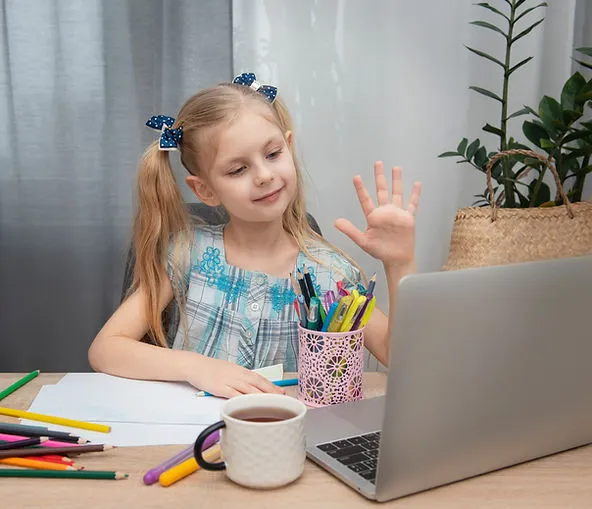 kid-raising-hand-online-class-teaching-english-to-complete-beginners-edge-tutor