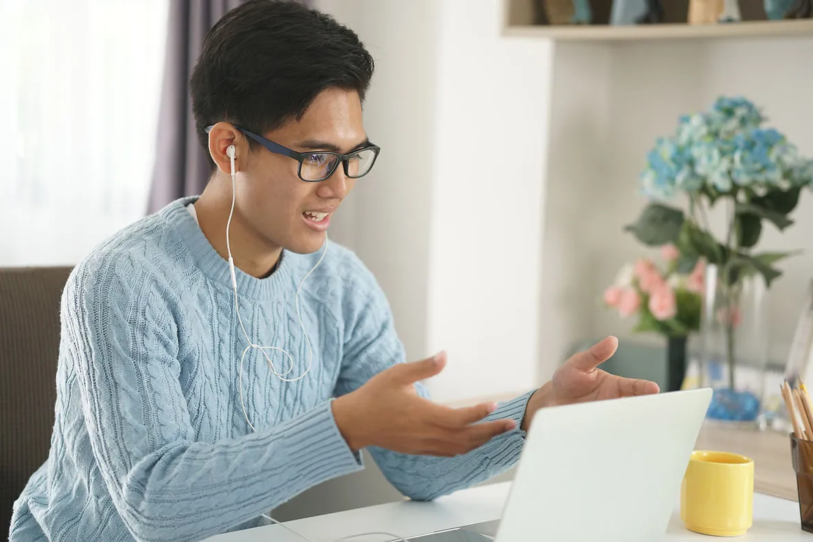 online-student-talking-on-webcam-best-practices-for-correcting-mistakes-without-discouragng-esl-students-edge-tutor