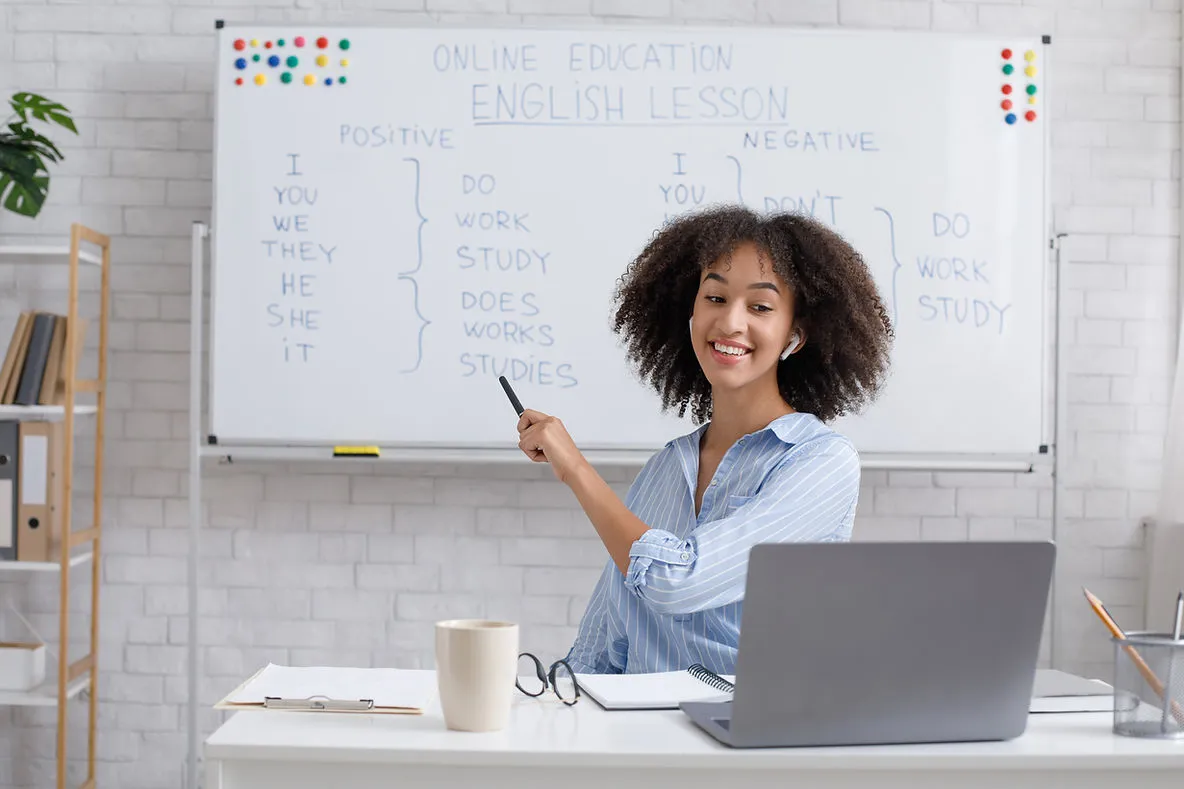 woman-teaching-online-pointing-at-english-lesson-common-mistakes-in-vocabulary-building-edge-tutor