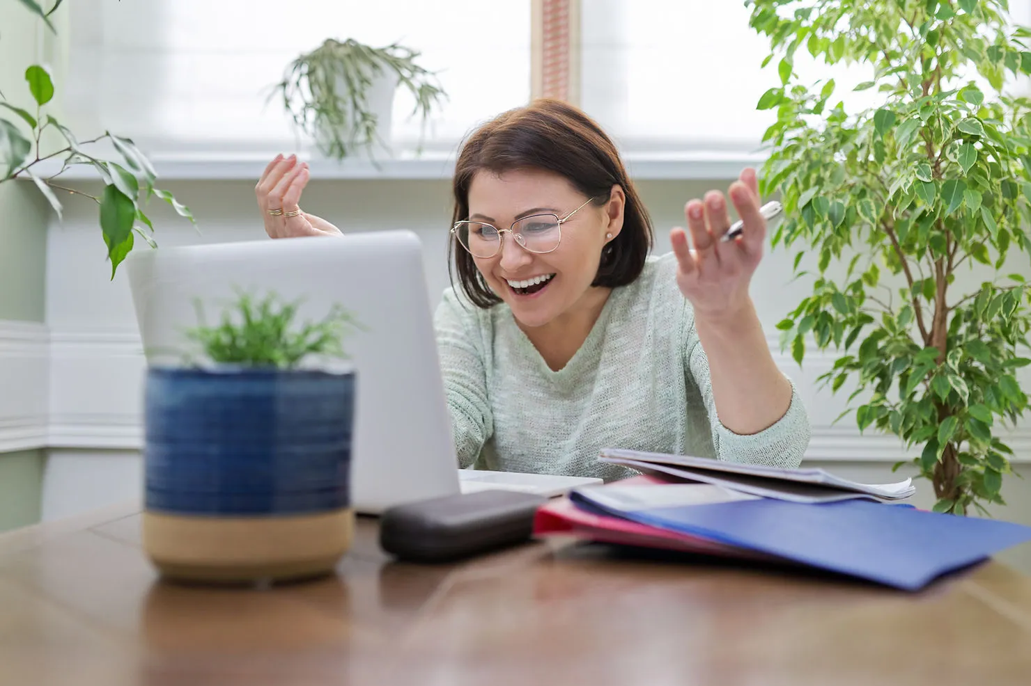 female-teacher-teaching-online-sitting-at-home-at-table-with-laptop-enhancing-career-pathways-for-online-tutors-edge-tutor