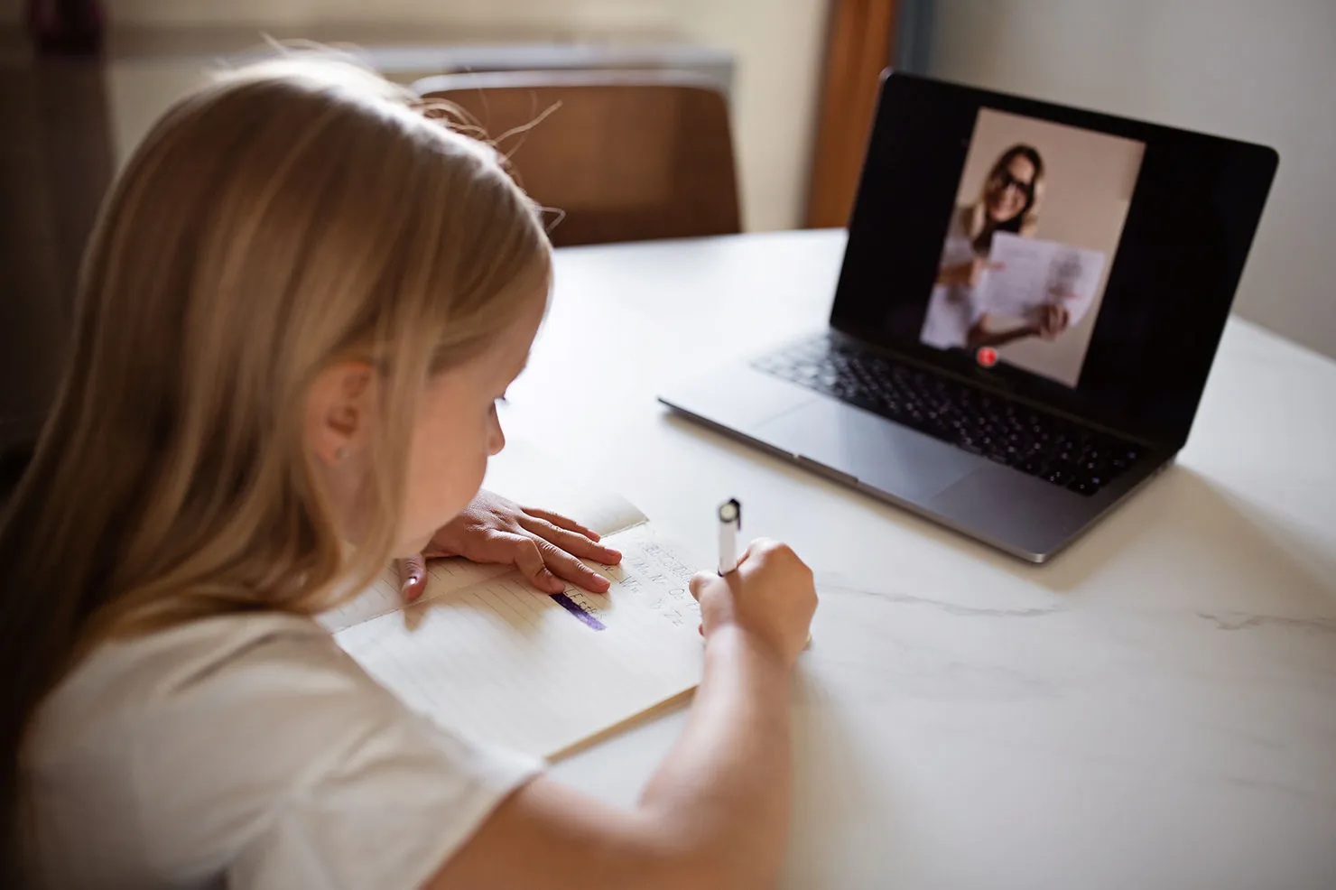 little-girl-having-online-lesson-how-advanced-english-online-tutors-help-kids-learn-better-edge-tutor