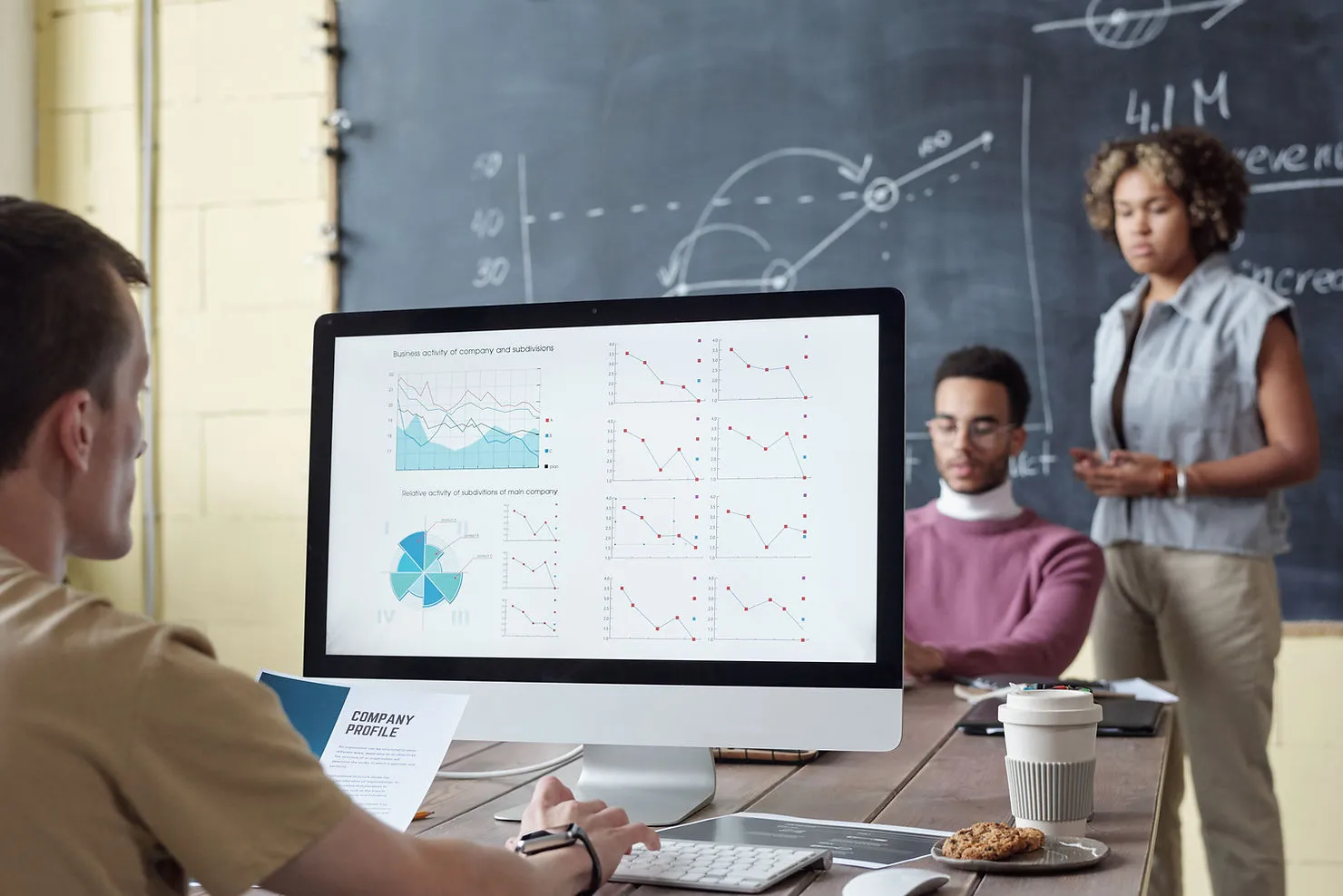 data-presentation-on-computer-screen-how-data-analytics-improves-tutor-engagement-and-performance-edge-tutor