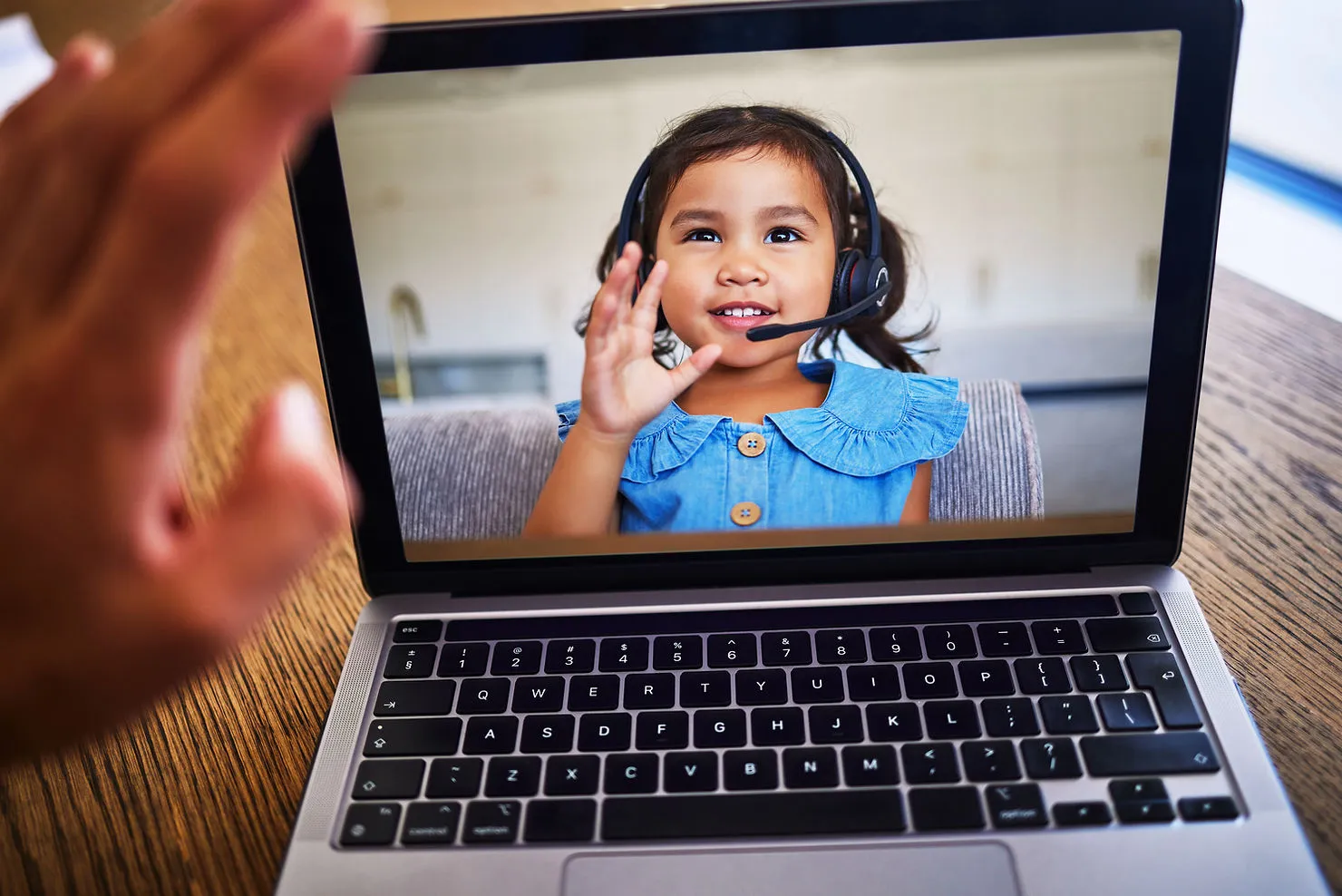 little-girl-learning-online-how-experienced-tutors-can-shape-kids-english-speaking-skills-edge-tutor
