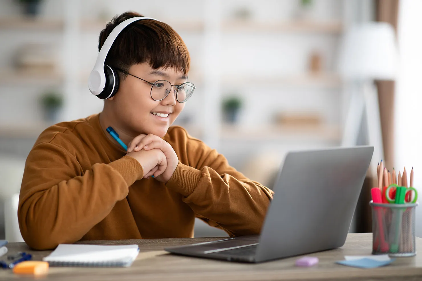 young-male-studying-online-on-laptop-wearing-headphones-how-to-excel-as-an-online-tutor-for-kids-edge-tutor