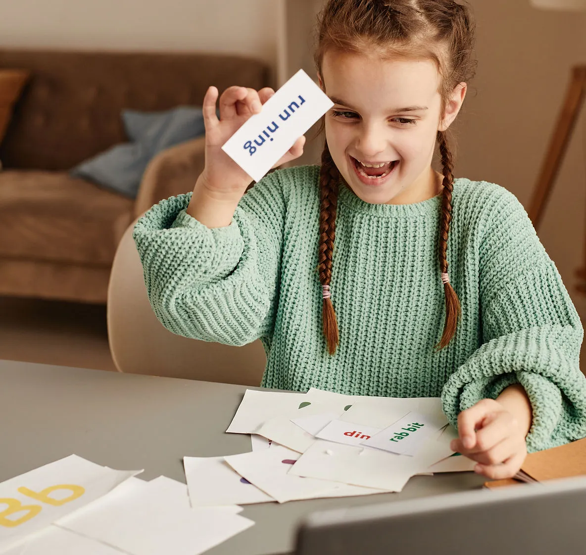 online-student-using-flash-cards-in-class-how-to-make-vocabulary-practice-fun-and-effective-edge-tutor