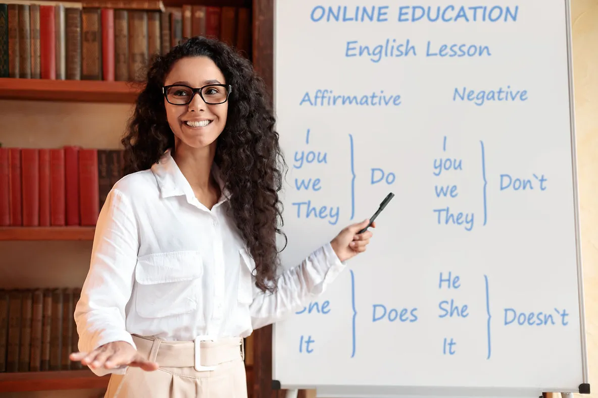 woman-teaching-english-grammar-how-to-teach-grammar-with-minimal-teacher-talk-in-1-1-adult-esl-lessons-edge-tutor