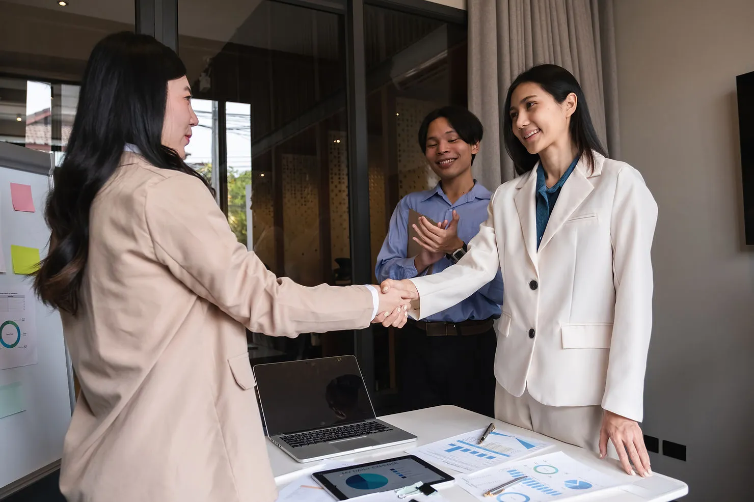 business-people-shaking-hands-the-benefits-of-learning-english-in-todays-world-edge-tutor