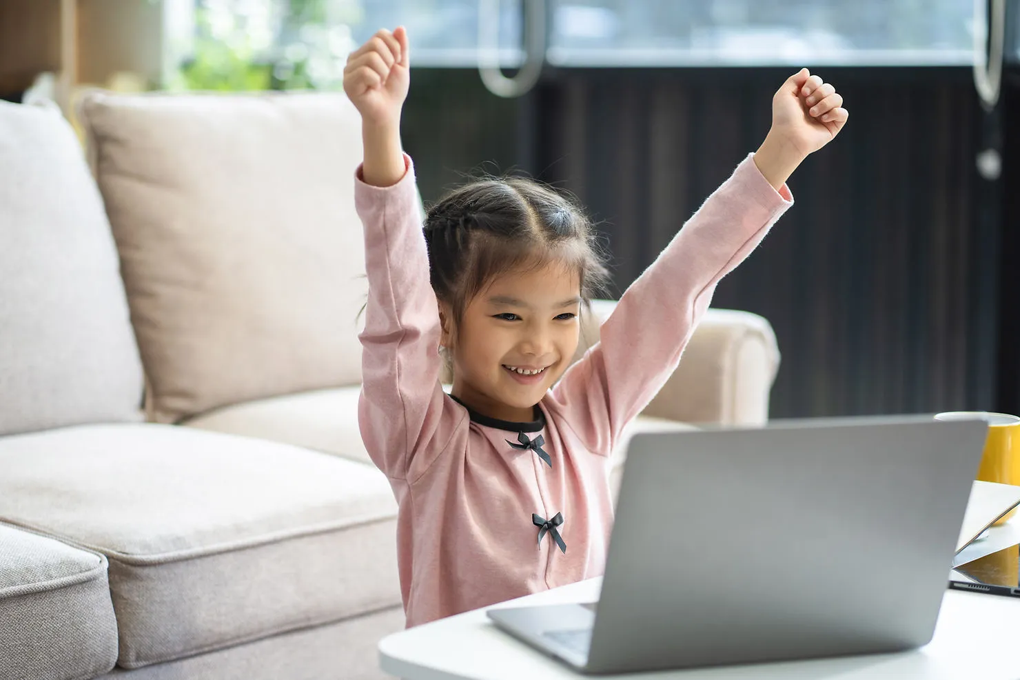young-girl-happy-online-learning-the-impact-of-experienced-tutors-on-kids-confidence-in-speaking-english-edge-tutor