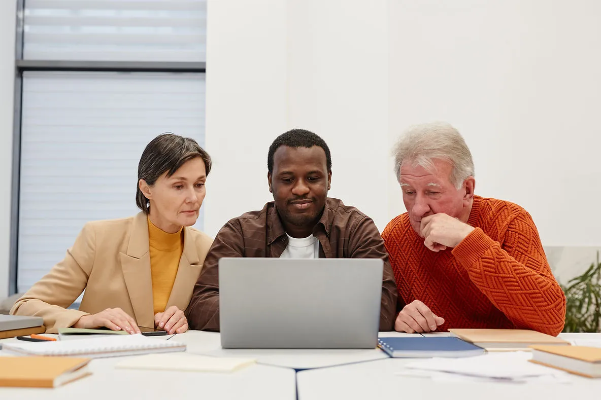 three-people-looking-into-laptop-the-role-of-peer-reviews-and-self-assessments-in-quality-online-tutoring-edge-tutor
